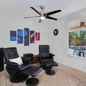 https://close-to-downtown-ps-hike-bike-swim-relax.palm-springs-ca-hotels.com